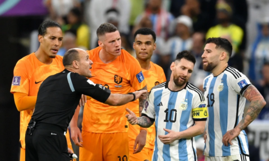   Ndesshja mes Holandës dhe Argjentinës arrin rekordin, tarjneri  Lahoz shpërndau më së shumti kartonë në historikun e këtij Botërori 