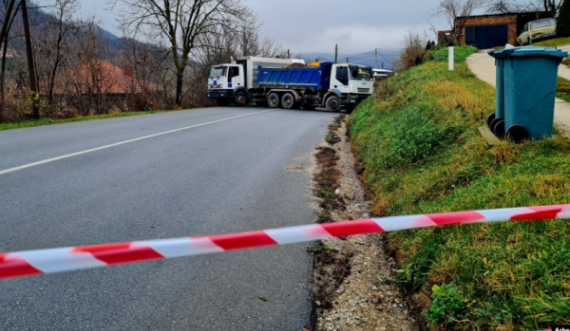 Ishin duke marrë pamje nga barrikadat në Rudar, kanosen dy gazetarë 