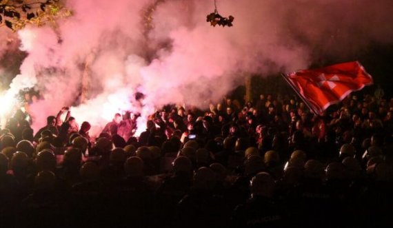 Gjatë protestave në Mal të Zi sulmohen deputetët Genc Nimanbegu dhe Sulja Mustafic 