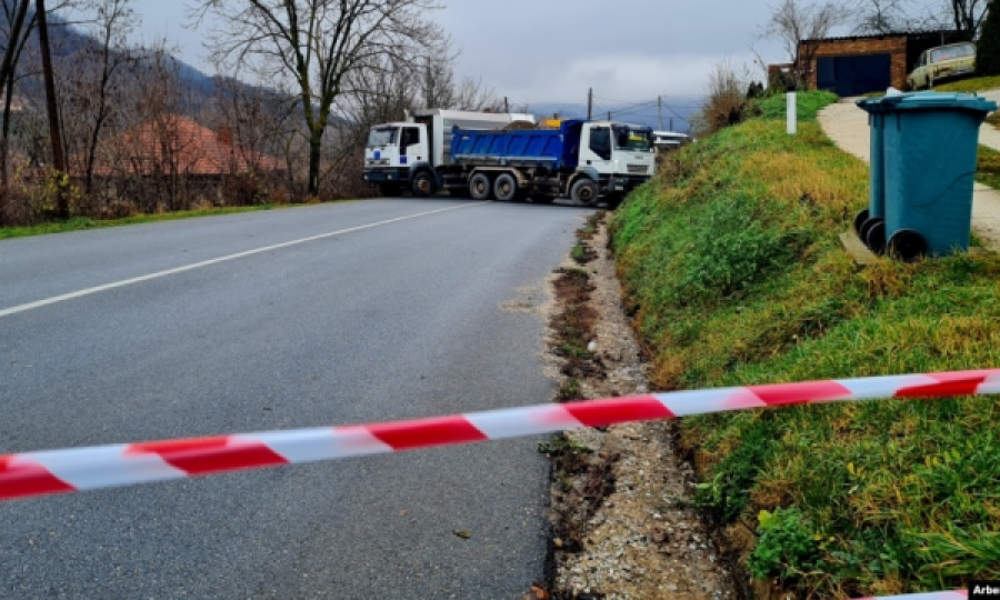 Ishin duke marrë pamje nga barrikadat në Rudar, kanosen dy gazetarë 