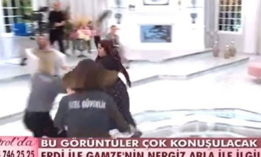 E rradhë: Nëna ndjek me papuqe vajzën në një emision televiziv