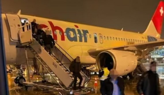 Aeroplani që pritej të nisej për në Prishtinë kaplohet nga tymi