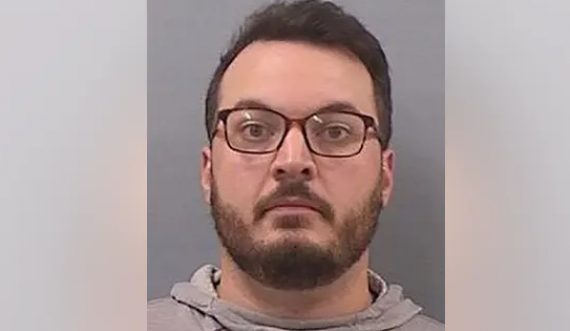 Ky person akuzohet për vjedhjen e afro 200,000 mijë dollarëve nga kisha ku punonte