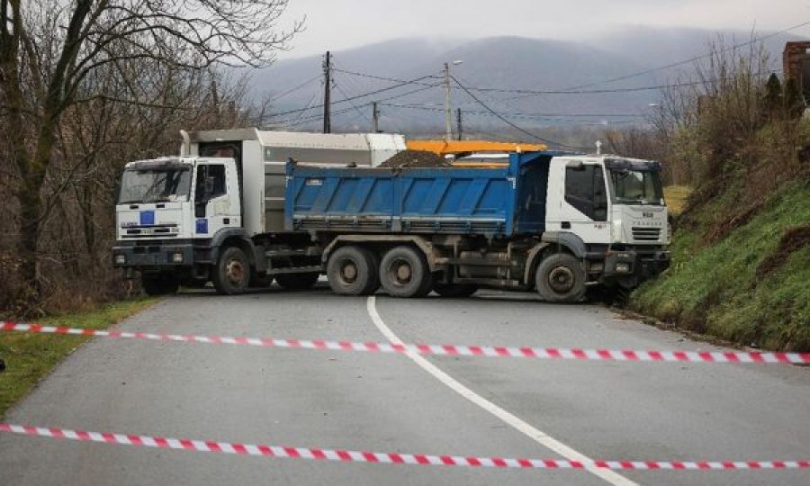 Katër policët e bllokuar në veri zhvendosen në stacionin e Leposaviqit