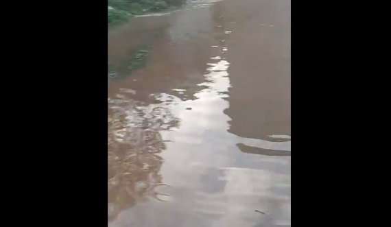 Në fshatin Peqan të Suharekës përmbyten rrugët