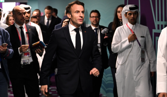 Presidenti Emmanuel Macron befason  pas fitores së Francës kundër Marokut, fut në dhomën e zhveshjes dhe zbulon....