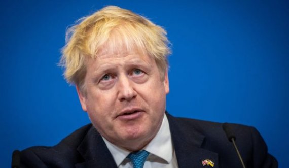 Johnson pretendon se mbretëresha Elizabeth kishte kancer