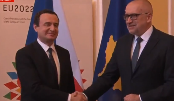 Albin Kurti i dorëzon Presidencës Çeke aplikimin e Kosovës për anëtarësim në BE