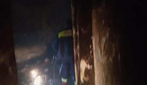 Përfshihet nga flakët një banesë, dyshohet për zjarrvënie të qëllimshme