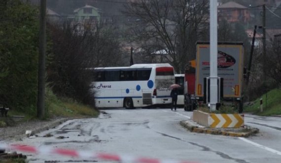 Gazetari serb: Barrikadat do të hiqen shpejt