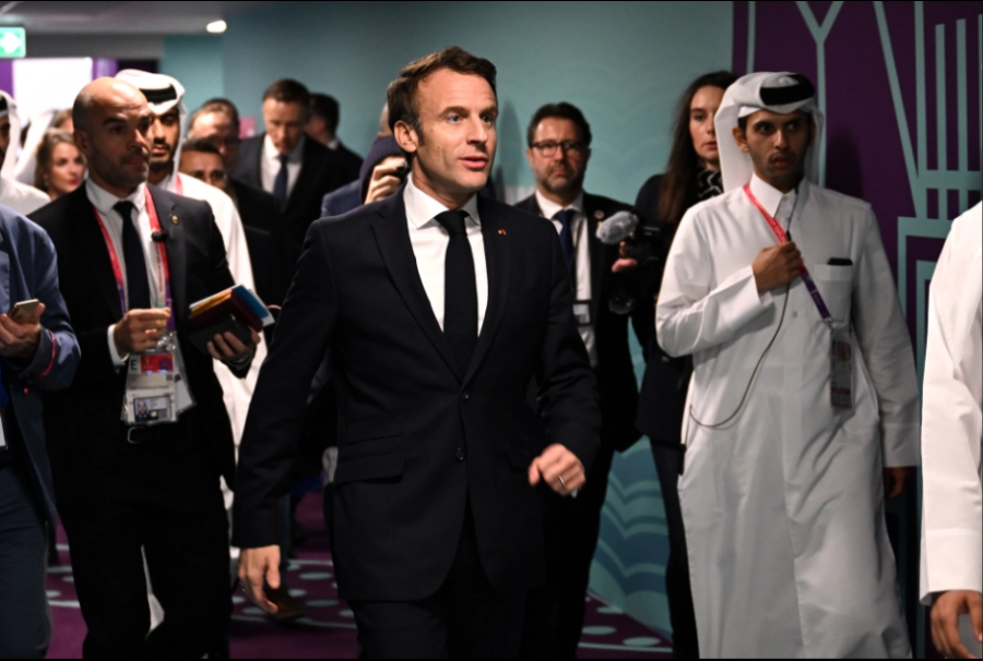 Presidenti Emmanuel Macron befason  pas fitores së Francës kundër Marokut, fut në dhomën e zhveshjes dhe zbulon....