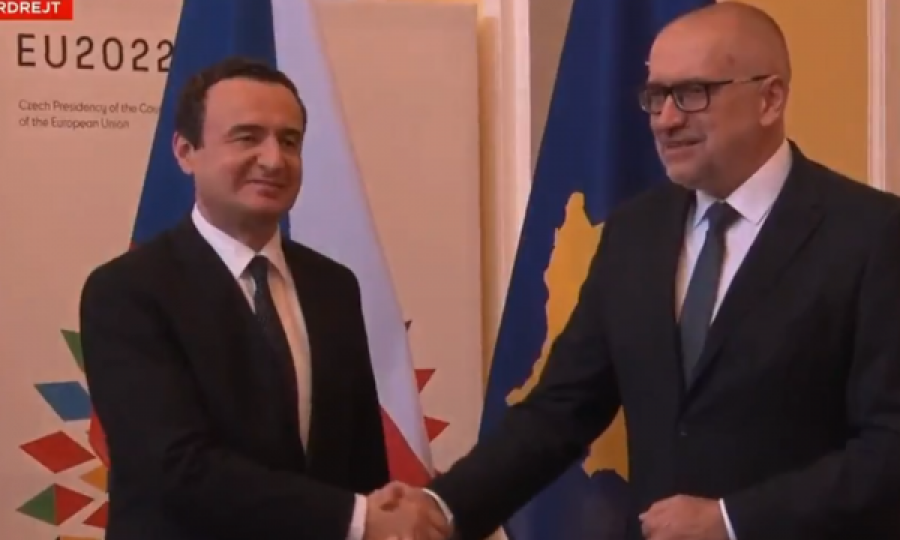 Albin Kurti i dorëzon Presidencës Çeke aplikimin e Kosovës për anëtarësim në BE