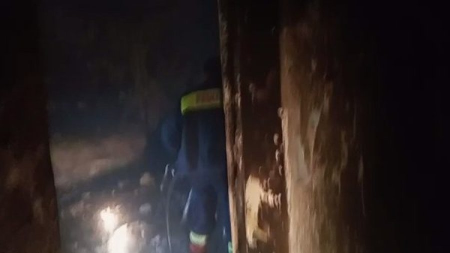 Përfshihet nga flakët një banesë, dyshohet për zjarrvënie të qëllimshme