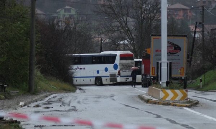 Gazetari serb: Barrikadat do të hiqen shpejt