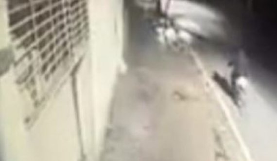 Me shpejtësi të madhe shoferi shqiptar e godet dhe e hedh përpjetë biçiklistin dhe largohet