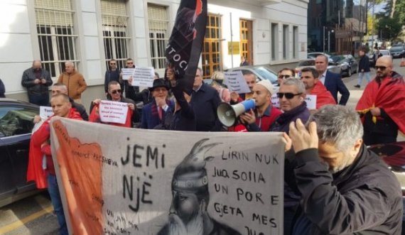Dënimi i Mustafës, para ambasadës së Serbisë në Tiranë disa qytetarë shkojnë me flamuj 