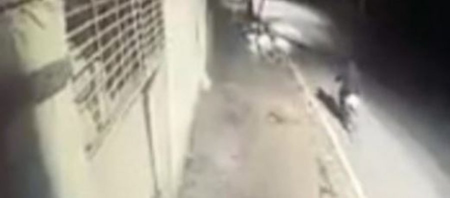 Me shpejtësi të madhe shoferi shqiptar e godet dhe e hedh përpjetë biçiklistin dhe largohet