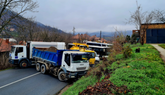 Vendoset një barrikadë e re në veri