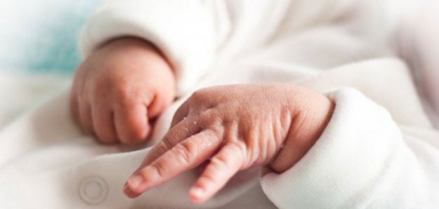 Tronditëse: Në Spitalin e Pejës foshnja e vdekur u fut në lavatriçe
