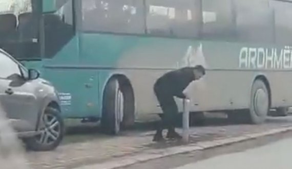 Arrestohet pasi dëmtoj shtyllat për ta parkuar autobusin në Prishtinë