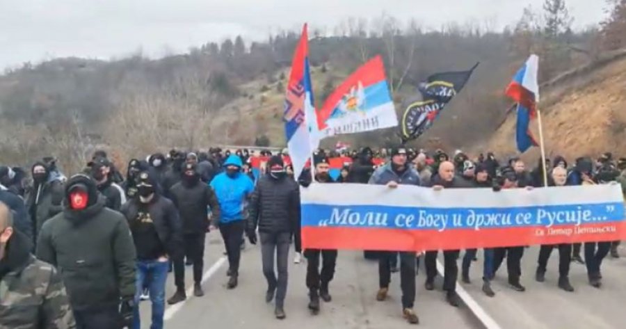 Fillon protesta e serbëve përtej kufirit