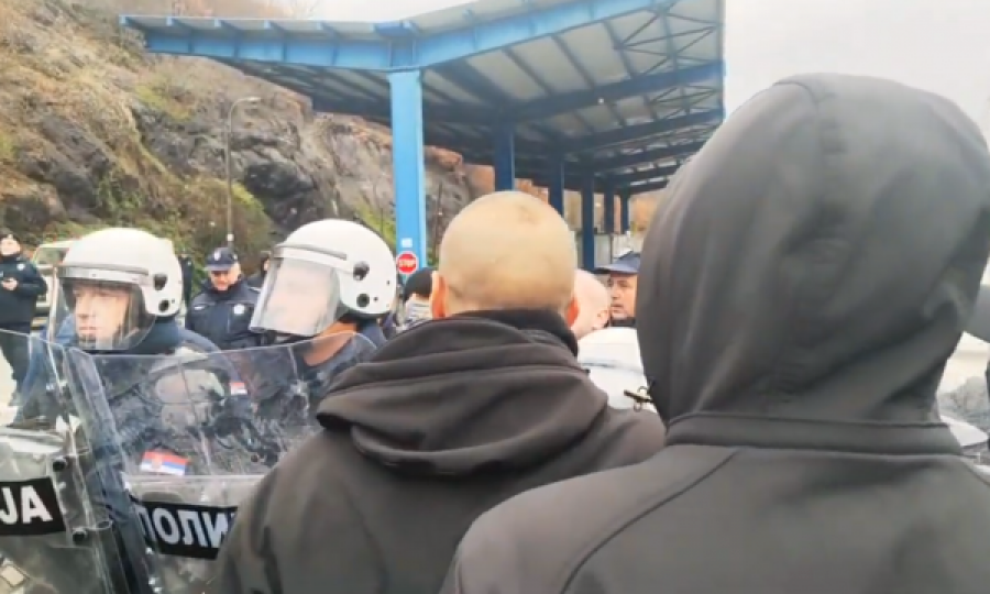 Protestuesit serbë tentojnë të hyjnë në Kosovë, përleshen me policët 