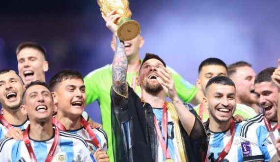 Ja cila ishte  veshja solemne e Messi në momentin që e ngriti trofeun e Kupës së Botës?