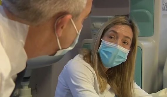 Nëna e një vajze të sëmurë përballet me sekretarin e shëndetësisë: 'Dëmi që po bëni i tmerrshëm'
