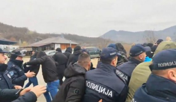 Kaosi i ekstremistëve serbë në Jarinjë: Në përleshje me policinë morën pjesë edhe tifozët e Zvezdës