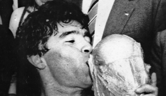 Napoli  po e feston fitoren e Argjentinës para muralit të legjendës së futbollit  Diego Maradona