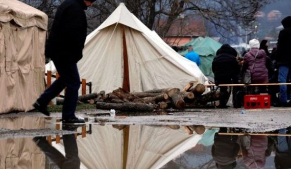 Krizë në Veri: Qytetarët kanë nisur të përballen me mungesa barnash e parash në bankomate