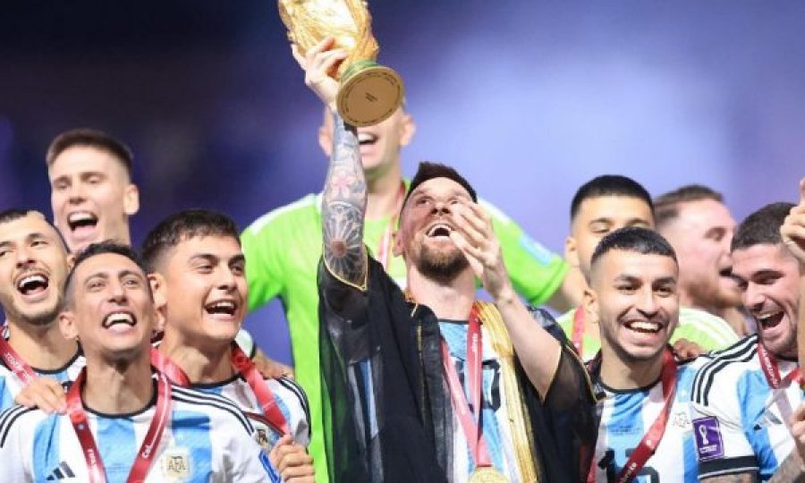 Ja cila ishte  veshja solemne e Messi në momentin që e ngriti trofeun e Kupës së Botës?