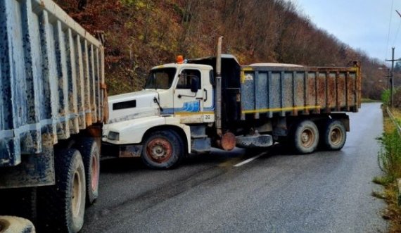 Barrikadat  në veri, komandanti i Komandës së Forcave të Përbashkëta të NATO-s shkon në Beograd 