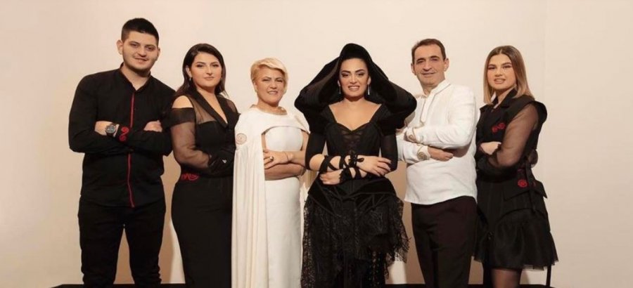 Albina Kelmendi bashkë me familjen e saj