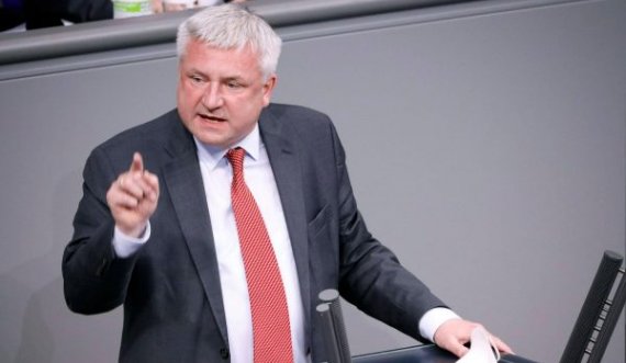 Deputeti gjerman: Kurti dhe Vuçiq duhet të ulen në tavolinë edhe nëse i bërtasin njëri – tjetrit, momentalisht mungon diçka për Asociacionin