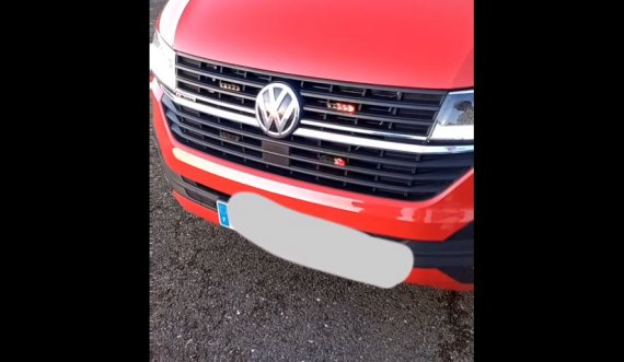 Policia ndalon veturën me drita rotative në autostradë, gjobitet me 500 euro 