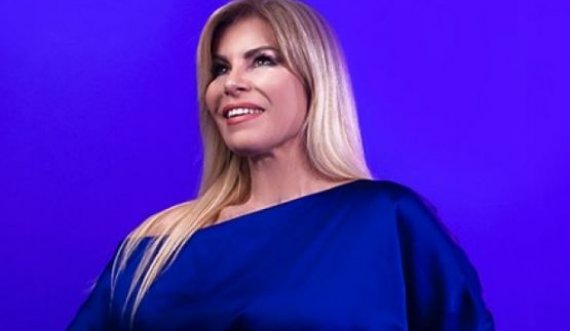 Manjola Nallbani reagon pasi theu këmbën ndërsa këndonte