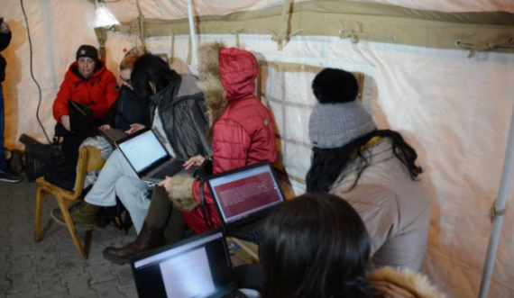 Nxënësit zhvillojnë mësim online në tenda, shkak barrikadat në veri
