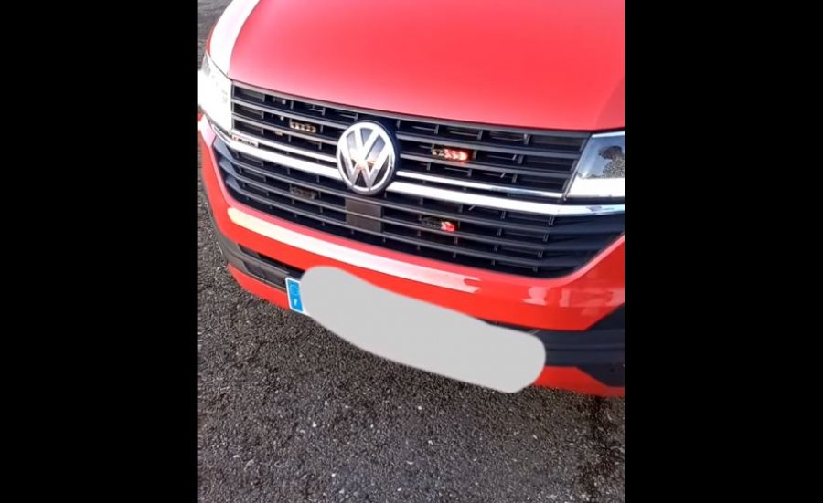 Policia ndalon veturën me drita rotative në autostradë, gjobitet me 500 euro