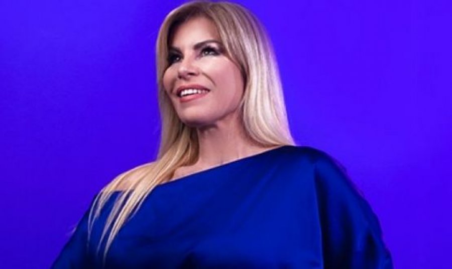 Manjola Nallbani reagon pasi theu këmbën ndërsa këndonte