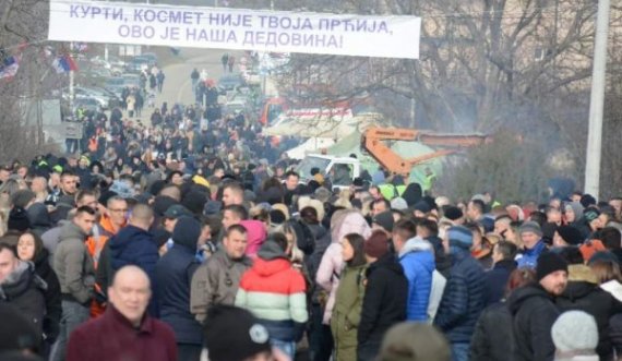 Pamje të reja nga protesta e qytetarëve  serb që po mbahet në Veri