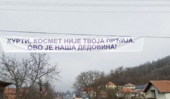 Serbët protestues në Rudare shpalosin një pankartë të madhe me një mesazh provokativ për Kryeministrin Albin Kurtin