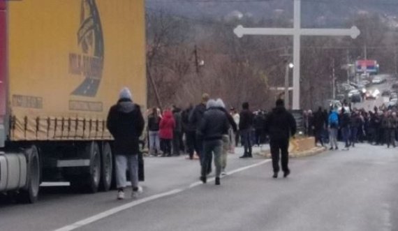 Protestë në veri,  serbët protestojnë kundër deklaratave të Kurtit dhe ambasadorit gjerman