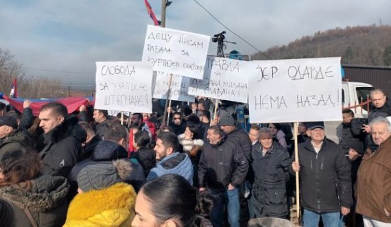 Policia e Kosovës mohon se ka penguar autobusë me protestues serbë: Janë të pavërteta dhe nuk qëndrojnë