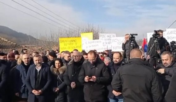 Protestuesit në Veri kundër ambasadorit gjerman: Rohde kjo nuk është Gjermani, kjo është Serbi