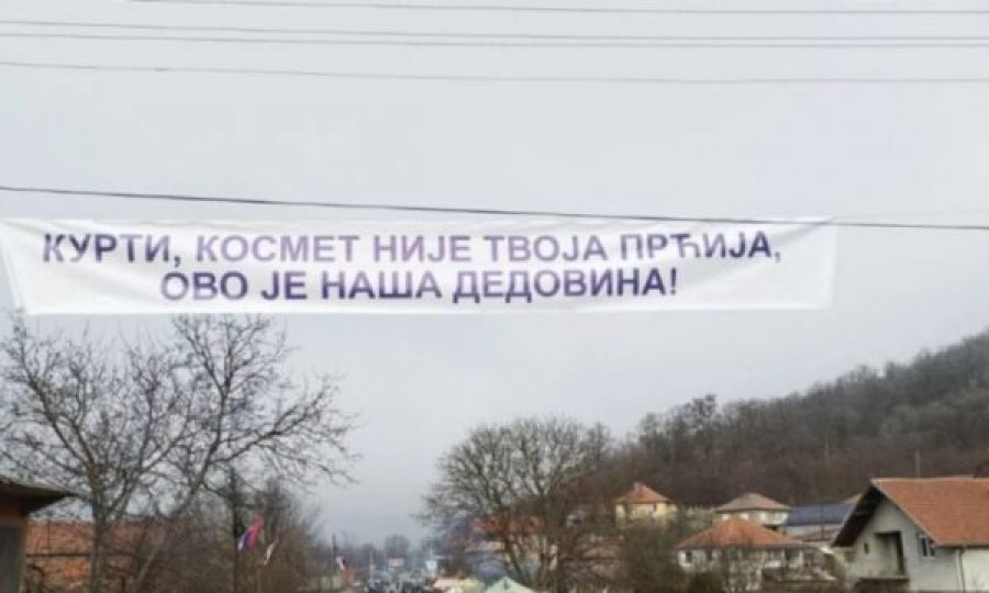 Serbët protestues në Rudare shpalosin një pankartë të madhe me një mesazh provokativ për Kryeministrin Albin Kurtin