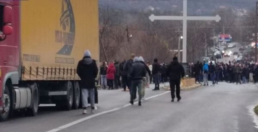 Protestë në veri,  serbët protestojnë kundër deklaratave të Kurtit dhe ambasadorit gjerman