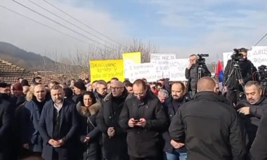 Protestuesit në Veri kundër ambasadorit gjerman: Rohde kjo nuk është Gjermani, kjo është Serbi