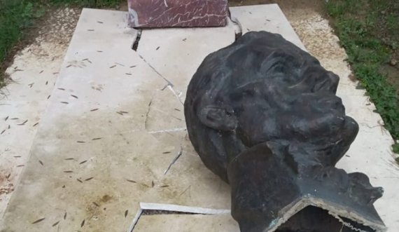 Dëmtohet busti dhe varri i Mit’hat Frashërit në Tiranë