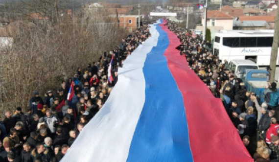 Flamuri anticivilizues serb i “Ballkanit të Hapur “ po valëvitet në Veriun e barrikaduar të Kosovës!